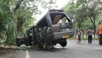 Kecelakaan di Jalur Cepat Surabaya: Pick Up Oleng Tabrak Angkot, Nenek Histeris