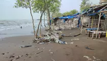 Banjir Rob di Pantai Karang Song Indramayu: Warung Rusak, Sampah Menggenangi Pantai