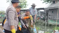 Ratusan Polisi di Sidoarjo Bersih-Bersih Sungai Bersama Nelayan