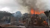 Ricuh di Kabupaten Dogiyai Papua Tengah, Puluhan Rumah Warga Dibakar