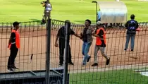 Menyelundup Masuk ke Stadion, Suporter Arema Dikeroyok Pendukung Persik
