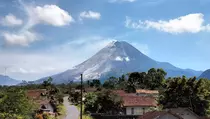 Gunung Merapi Muntahkan 17 Kali Guguran Lava Pijar Sejauh 2.000 Meter