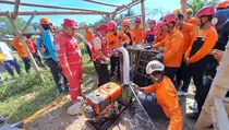 Video Evakuasi 8 Penambang Emas di Banyumas Dilanjutkan