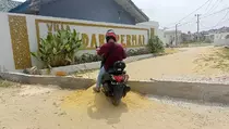 Akses Perumahan Elite di Pekanbaru Ditutup Warga, Ini Pemicunya