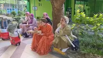 Tiba di Debarkasi Surabaya, Jemaah Haji Asal NTT Bergaya Ala Ratu dan Sultan