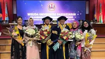 Deddy Mizwar Bangga Diwisuda S3 Bareng Putranya