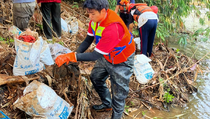 Peduli Lingkungan, Luna Maya dan Jerome Polin Bersih-bersih Sungai Ciliwung