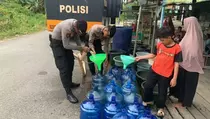 4 Desa Kekeringan, Polres Paser Salurkan Air Bersih Gunakan Water Canon