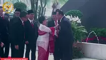 Momen Megawati Perbaiki Posisi Dasi Ketua KPK Firli Bahuri Jelang Sidang Tahunan MPR