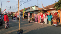 17 Agustus, Ibu-ibu di Bogor Upacara Bendera dengan Kostum Unik