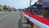 Warga Desa di Bengkulu Tengah Kibarkan Bendera Sepanjang 1 Kilometer