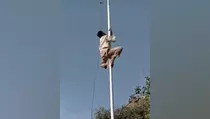 Panjat Tiang Bendera 17 Meter karena Tali Putus, Santri di Gresik Dapat Beasiswa