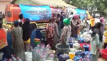 Polisi Distribusikan 12.000 Liter Air Bersih untuk Warga Terdampak Kekeringan di Bekasi