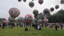 Puluhan Balon Udara Raksasa Hiasi Langit Wonosobo