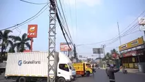 Semrawut, Tumpukan Kabel di Jalan Transyogi Bogor Ditopang Bambu dan Besi