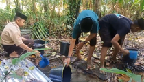Momen Perjuangan Santri di Sinjai Susuri Hutan Mencari Air Bersih