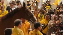 Sambangi Markas Golkar, Prabowo Diberi Cangkul dan Kuda