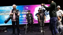Pamit Musisi Jalanan Semarang, Ganjar Dapat Kenang-kenangan Gitar Tua