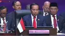 Jokowi Serahkan Tongkat Keketuaan ASEAN ke Perdana Menteri Laos