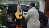 Prabowo Sambut Langsung Yenny Wahid di Depan Mobil