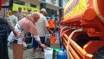 Bantuan Air Bersih Diserbu Warga Cidolog Ciamis