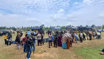 Warga Kecamatan Mestong Serbu Bantuan Air Bersih dari Polda Jambi