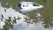 Mobil Bakal Caleg PKB di Sinjai Terjun ke Sungai