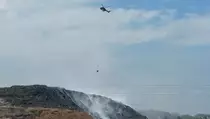 Helikopter Water Bombing Mulai Padamkan TPA Putri Cempo Solo