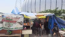 Warga Kampung Bayam Bertahan Tinggal di Tenda Sederhana Depan JIS