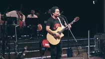 Lirik Lagu Untuk Perempuan Yang Sedang Dalam Pelukan oleh Payung Teduh