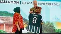 Kepala Desa Seluruh Indonesia Beri Jersei Nomor 8 Manchester United ke Ganjar