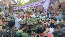 Warga Kudus Berebut Ribuan Nasi Kepal di Kirab Ampyang Maulid