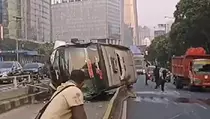 Video: Bus Wisata Terbalik di Jalur Transjakarta