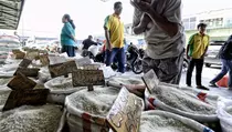 Pedagang Pasar Induk Cipinang Sebut Harga Beras Pecahkan Rekor