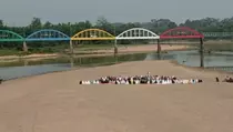 Warga Muratara Salat Istisqa Minta Turun Hujan di Tengah Sungai Kering