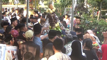 Peringati Maulid Nabi, Ratusan Warga Jember Berebut Gunungan Hasil Bumi