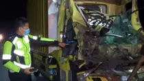 Truk Seruduk Truk di Tol Solo-Ngawi, Satu Tewas Satu Luka Berat