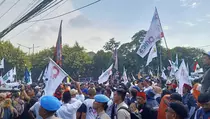 Massa Pendukung Anies-Cak Imin Terus Berdatangan, Lalu Lintas Sekitar KPU Macet