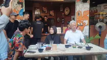Akhir Pekan, Ganjar Pranowo Santai Makan Bakmi Bareng Keluarga