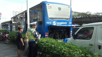 BRT Transjakarta Keluarkan Asap, Penumpang Panik hingga Pecahkan Kaca