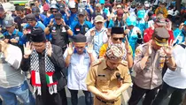 Ratusan Buruh di Bandung Barat Blokade Jalan Nasional, Salat Gaib untuk Warga Palestina