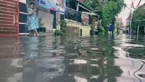 Banjir hingga 1 Meter Rendam Permukiman Warga Kelurahan Rawajati Jakarta