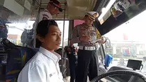 Petugas Uji Kelayakan Puluhan Bus yang Dipakai Angkut Suporter ke Stadion