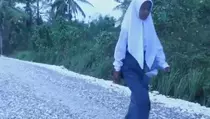 Demi Bersekolah, Siswi Yatim Piatu di Wakatobi Harus Jalan Kaki 14 Km