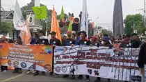 Buruh Purwakarta Berunjuk Rasa, Tuntut Kenaikan Upah 15 Persen