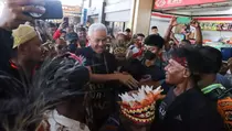 Tokoh Adat dan Masyarakat Jayapura Sambut Meriah Ganjar Pranowo
