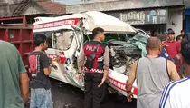 Mobil Ambulans RSUD Kanjuruhan Malang Tabrak Truk Oksigen, 3 Orang Luka
