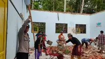 Atap Gedung SDN di Kebumen Ambruk Akibat Hujan Lebat Disertai Angin Kencang