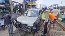 Terobos Pintu Perlintasan, Mobil SUV Dihantam Kereta di Tambora