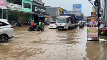 Kali Cabang Meluap, Jalan Raya Sawangan Terendam Banjir